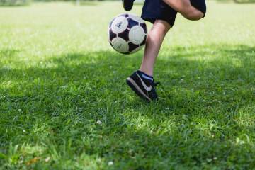 巴萨热身赛赛前为梅西父亲去世默哀，现场安静的连呼吸声都听不到｜南宫娱乐官方网站（配图示意）